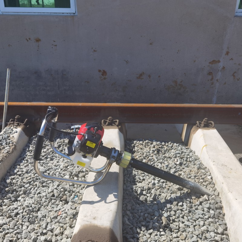 內(nèi)燃小蜜蜂搗固鎬的操作流程